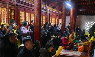 Hàng nghìn người chiêm bái Đền Ông Hoàng Mười ngày Mùng 1 Tết