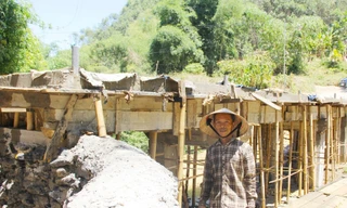 Ba mẹ con ở Nghệ An tự thiết kế, bỏ tiền xây cầu vượt lũ dài 17m