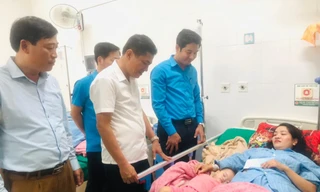 Trao quà hỗ trợ hai cô giáo bị đất đá vùi lấp trên đường đi dạy về