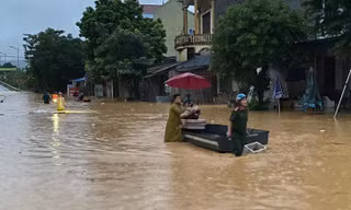 Mưa lớn gây chia cắt tại Nghệ An, nhiều trường cho học sinh nghỉ học