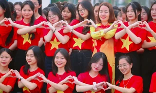 Sân trường, lớp học rực rỡ sắc đỏ mừng đại lễ 30/4