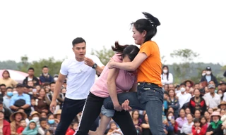 Đầu xuân, xem thôn nữ khoe sức mạnh trên sới vật