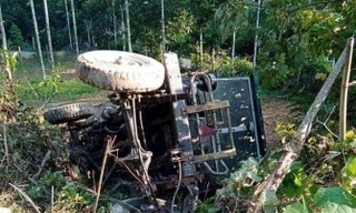 Công nông tuột dốc va chạm máy cày làm 2 người thương vong