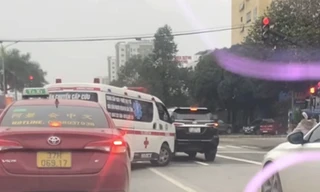 Tài xế ô tô không vượt đèn đỏ để nhường đường xe cấp cứu có bị xử phạt?