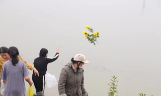 Người dân thả cá chép, thả luôn đồ cúng xuống sông