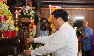 Đồng chí Nguyễn Xuân Thắng dâng hương tưởng niệm cố Tổng Bí thư Lê Hồng Phong