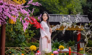 Thiếu nữ chụp ảnh Tết ở ngôi chùa thiêng xứ Nghệ