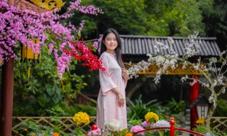 Thiếu nữ chụp ảnh Tết ở ngôi chùa thiêng xứ Nghệ