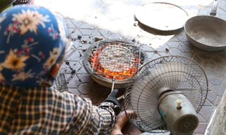 Phụ nữ làng nghề ‘canh’ bánh đa bên những chậu than đỏ rực 