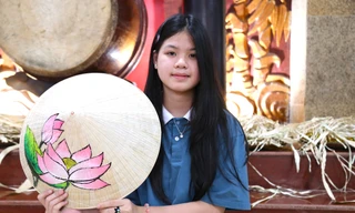 Hào hứng trải nghiệm làm nón lá dành tặng bà, mẹ ngày 8/3