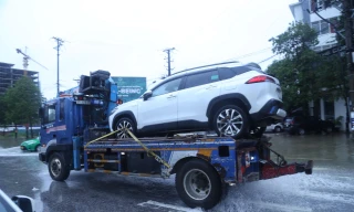 Mưa lớn gây ngập sâu, ô tô chết máy la liệt ở thành Vinh