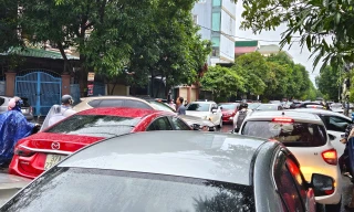 Sau mưa lớn, người dân Vinh 'đánh vật' với giao thông ùn tắc vào giờ tan tầm