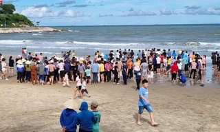 Bốn cháu bé xuống tắm biển, một bé trai tử vong, một bé gái mất tích