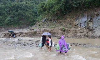 Thầy cô lội suối gieo chữ trong cái lạnh 'cắt da, cắt thịt'