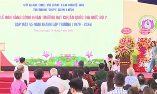 Đang phát biểu, nguyên hiệu trưởng bất ngờ ngã quỵ, tử vong