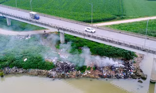 Rác thải tràn ngập dưới chân cầu hơn 900 tỷ đồng