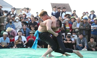 Hàng nghìn người chen chân xem trai làng đấu vật