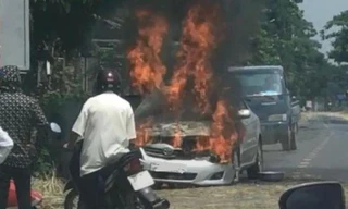 Ô tô đang chạy trên đường bất ngờ bốc cháy, gia đình 4 người may mắn thoát nạn