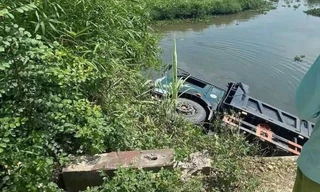 Thót tim khoảnh khắc xe tải đâm gãy lan can cầu, rơi xuống sông