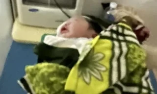 Sản phụ vượt cạn sinh con thành công giữa 'tâm lũ'