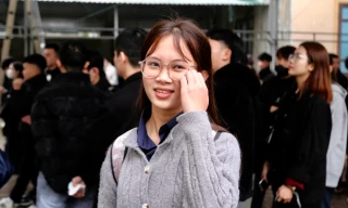 ‘Đội’ mưa rét xếp hàng từ tinh mơ nộp hồ sơ đi lao động Hàn Quốc