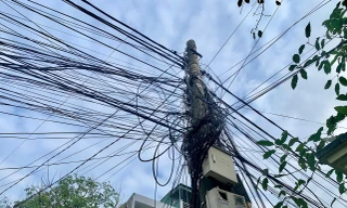 Tận thấy 'mạng nhện' dây điện, cáp viễn thông trên đường phố Vinh
