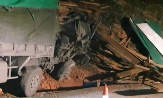 Xe tải bất ngờ mất lái đâm vào bên đường, 2 người tử vong