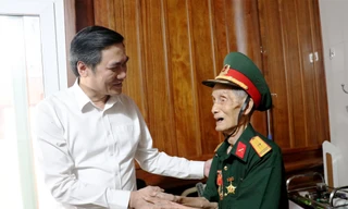 Thăm, tặng quà các ‘nhân chứng sống’ chiến dịch Điện Biên Phủ