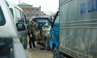 Tài xế vật vờ, xếp hàng từ 1h sáng chờ tới lượt đăng kiểm