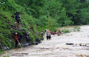 Đi vớt củi, hai bố con bị nước lũ cuốn tử vong