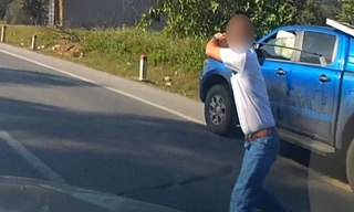 Làm rõ thông tin tài xế ô tô cầm gậy golf lao ra giữa đường dằn mặt đối thủ