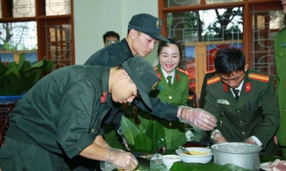 Chiến sĩ công an gói bánh chưng, tặng quà cho người nghèo dịp Tết