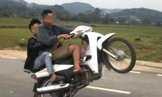 Bốc đầu xe máy, hai ‘quái xế’ bị phạt gần 11 triệu đồng