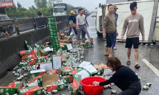 Hàng trăm thùng bia đổ ra đường vì xe tải lật
