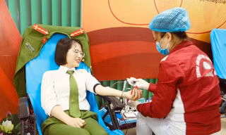 Bốn cán bộ Công an Nghệ An hiến máu cứu bệnh nhân nguy kịch