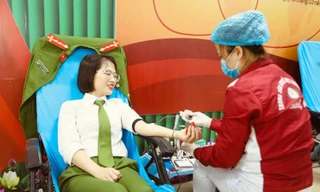 Bốn cán bộ Công an Nghệ An hiến máu cứu bệnh nhân nguy kịch