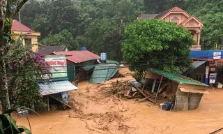 Bé 4 tháng tuổi bị nước lũ cuốn trôi