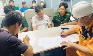 Kịp thời cứu giúp 5 ngư dân gặp nạn trên biển