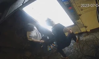 Loạt máy bán hàng tự động bị đập kính, trộm nước giải khát