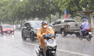 Mưa 'vàng' hạ nhiệt 'chảo lửa' thành Vinh