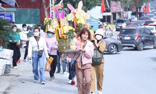 Dòng người nườm nượp đổ về đền ông Hoàng Mười cầu bình an, phúc lộc 