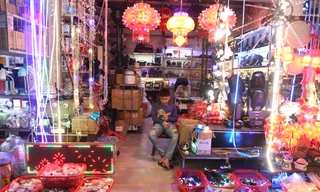 Cảnh tượng 'lạ' ở khu chợ Tết đến nơi rồi vẫn chưa thấy... khách