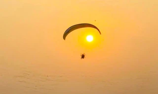 Lễ hội dù lượn đầu tiên bay trên hồ Thung Mây 