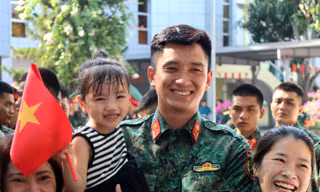 Quân khu 4, tỉnh Nghệ An đón, tặng quà lực lượng Quân khu 7 tham gia diễu binh kỷ niệm 80 năm Quốc khánh