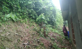 Thấp thỏm nỗi lo sạt lở dưới chân núi Khe Tương: Đêm không dám ngủ, ngày không dám ở nhà