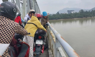 Để lại xe máy điện, cặp sách trên cầu, nam sinh 16 tuổi gieo mình xuống sông Lam