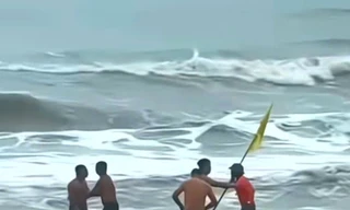 Kiểm điểm nhân viên bảo vệ cầm cờ lao xuống biển ngăn du khách tắm lúc sóng to gió lớn