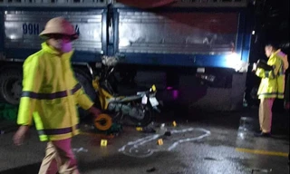 Đâm vào xe tải đỗ bên đường, hai anh em thương vong