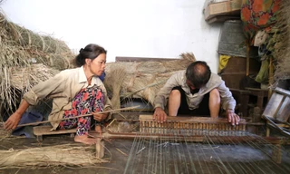 Đôi vợ chồng gần 40 năm thủy chung với nghề dệt chiếu cói thủ công