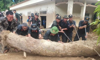 Cán bộ, chiến sĩ Trung đoàn Cảnh sát cơ động Bắc Trung Bộ giúp dân khắc phục hậu quả sau lũ quét